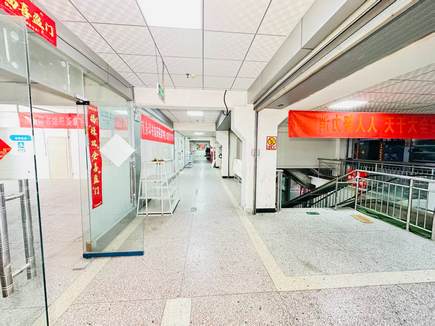 和平街引入人工智能技术应用场景，推动AI与商业、零售、电商、企业服务等领域融合发展。